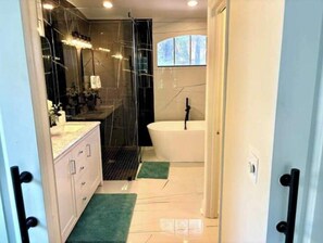 Dusche, Haartrockner, Handtücher, Seife