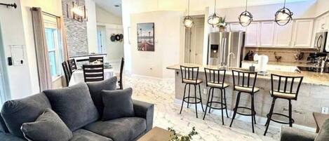 智能電視、足球機、乒乓球設施