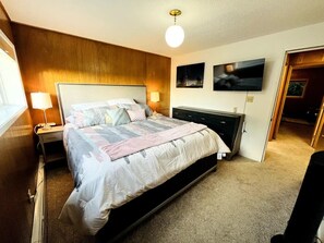 3 bedrooms, iron/ironing board, WiFi, bed sheets - Waterfront unit! Walk to shops, dining, & trails! (Anchorage)