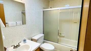 Haartrockner, HandtĂŒcher, Seife, Shampoo