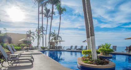 Family-sized Beachfront Penthouse with a Tropical vibe