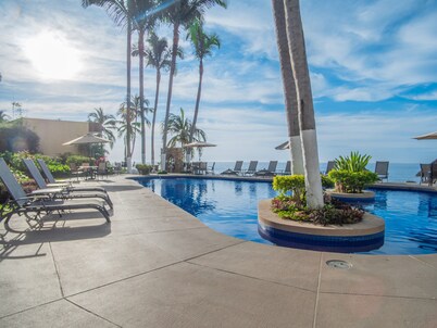 Family-sized Beachfront Penthouse with a Tropical vibe