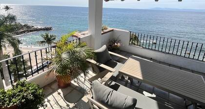 Family-sized Beachfront Penthouse with a Tropical vibe