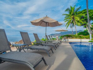 Pool - Family-sized Beachfront Penthouse with a Tropical vibe (Puerto Vallarta)
