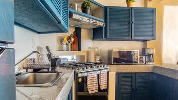 Een koelkast, een magnetron, een oven, een kookplaat