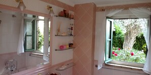 Hårføner, bidé, håndklær og såpe