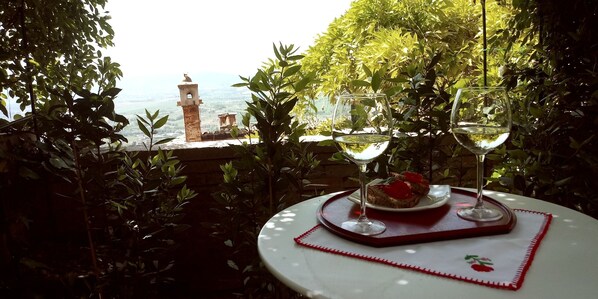 Outdoor dining - Casa del glicine (Cesi)