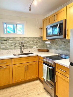 Private kitchen - North Shore Country Getaway- steps to the ocean (Waialua)