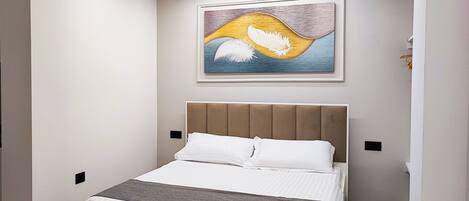 1 dormitorio, tabla de planchar con plancha, wifi y ropa de cama