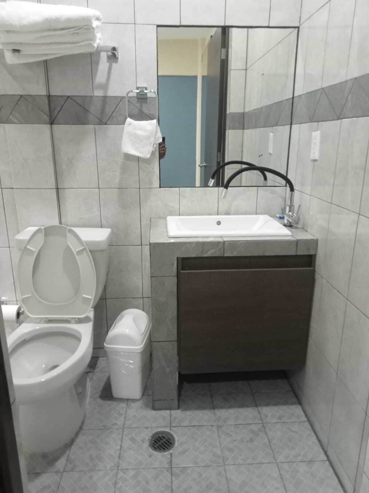 Standaard kamer, 1 queensize bed | Badkamer | Een douche, een haardroger, handdoeken, zeep