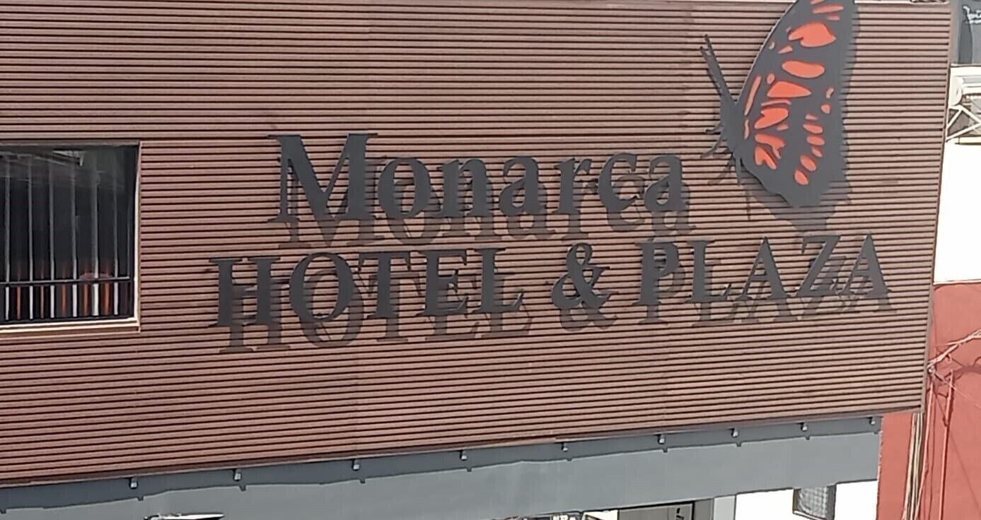 Señal para el Hotel Monarca & Plaza, con un logotipo de mariposa.