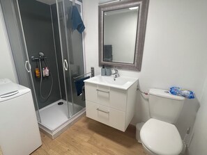 Hårføner, håndklær og toalettpapir