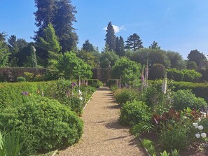 Property grounds - 2 bedroom accommodation in Hayling Island (Hayling Island)