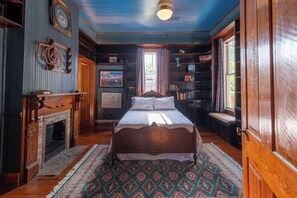 4 bedrooms, desk, iron/ironing board, WiFi - Historic Biloxi Beach House (Biloxi)