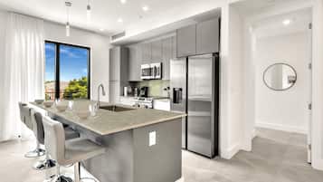 Réfrigérateur, micro-ondes, four, plaque de cuisson