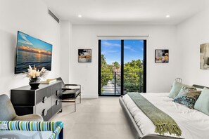 3 slaapkamers, een strijkplank/strijkijzer, wifi, beddengoed