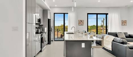 Refrigerador, microondas, horno y parrilla de estufa