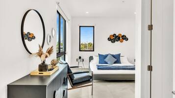 3 soverom, skrivebord, strykejern/-brett og reiseseng for barn