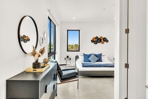 3 chambres, bureau, fer et planche à repasser, lit parapluie