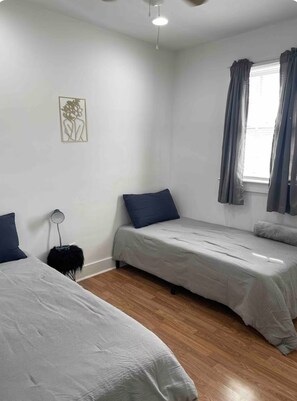 3 chambres, coffre-fort, bureau, fer et planche à repasser