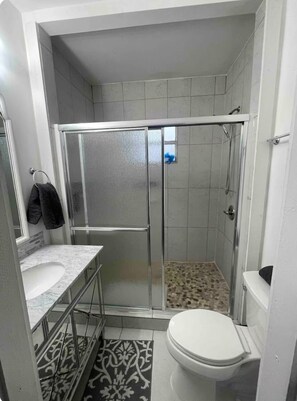 Séchoir à cheveux, serviettes fournies, savon, shampooing