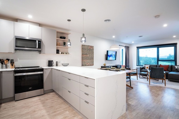 Condo | Cocina privada | Refrigerador, microondas, horno y parrilla de estufa