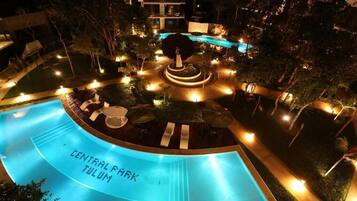 2 albercas al aire libre, sombrillas en la alberca y camastros