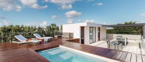 2 albercas al aire libre, sombrillas en la alberca y camastros