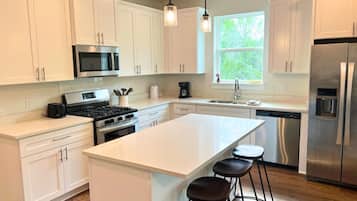 冷蔵庫、電子レンジ、オーブン、コンロ