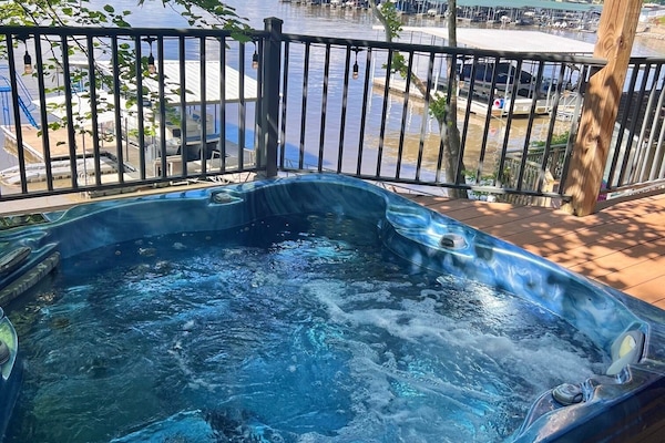 Banyera d'hidromassatge a l'aire lliure