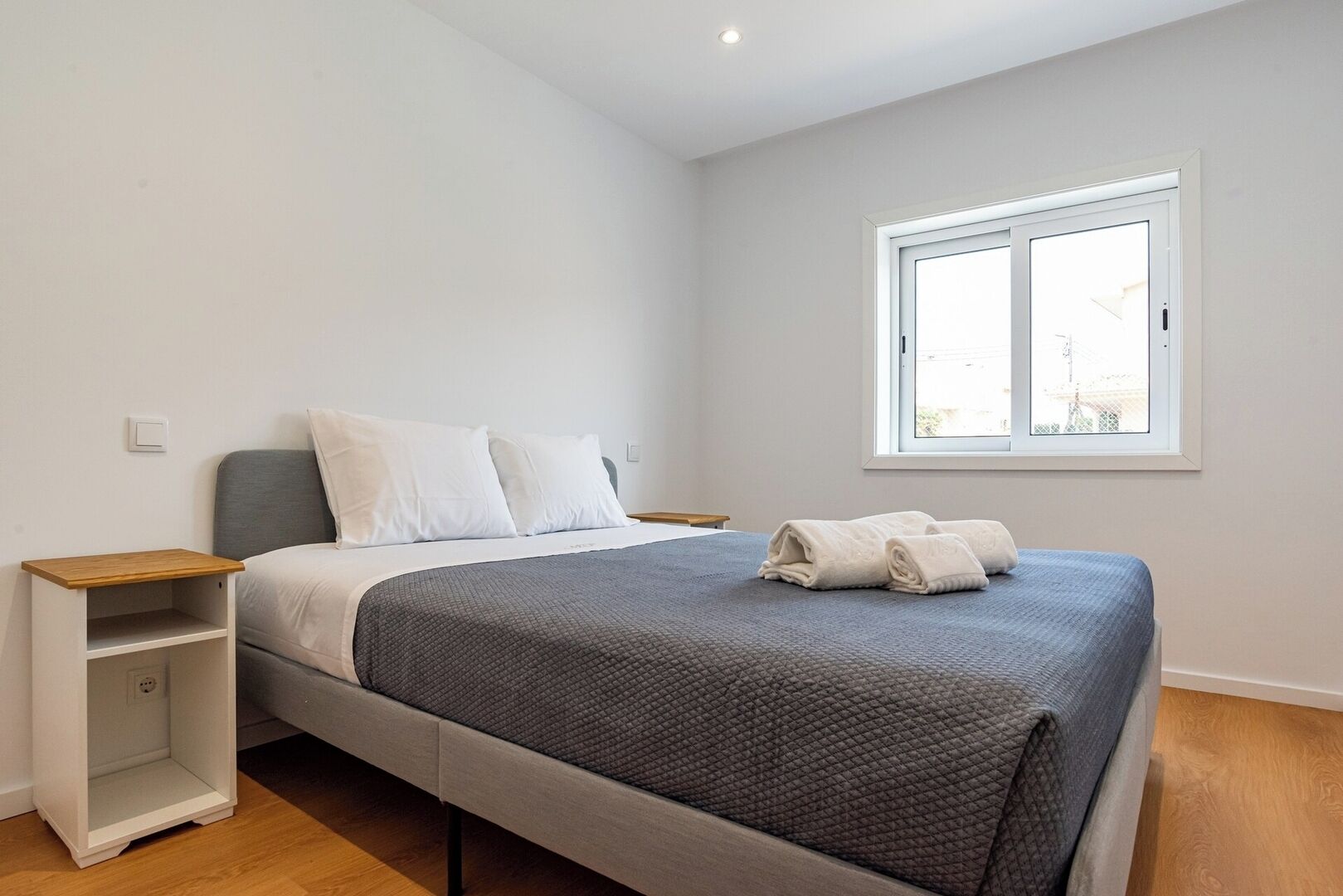 2 slaapkamers, een bureau, een strijkplank/strijkijzer, gratis wifi