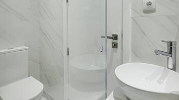 Secador de pelo, toallas, champú y papel higiénico