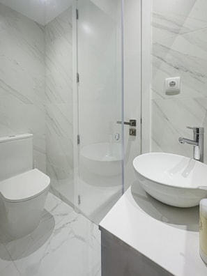 Secadora de cabello, toallas, shampoo, papel de baño
