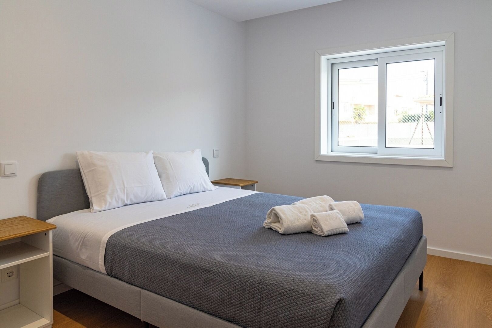 2 habitaciones, escritorio, tabla de planchar con plancha y wifi gratis 