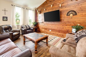 Smart TV, DVD player, books, computer monitors - The Ranchette- Sleeps 10- 13 Miles From Texas A&M- Country Life (Bryan)