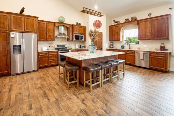 Fridge, microwave, oven, stovetop - The Ranchette- Sleeps 10- 13 Miles From Texas A&M- Country Life (Bryan)