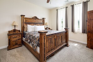 4 slaapkamers, een bureau, een strijkplank/strijkijzer, reisbedje