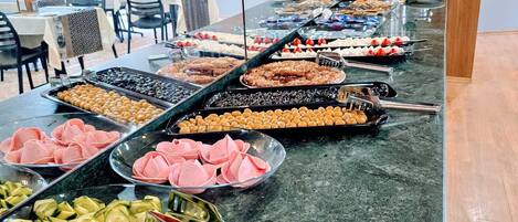 بوفيه فطور مجانًا يوميًا