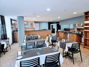 朝食 (ビュッフェ)、毎日提供 (無料)