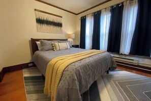 4 bedrooms, WiFi, bed sheets - The Historic Downtown Astoria Flats (Astoria)