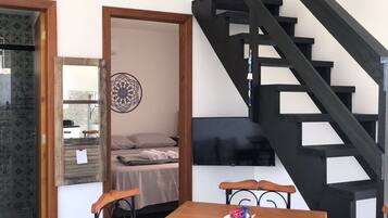Apartamento família, vista para o mar | Área de estar | Smart TV 32 polegadas com canais digitais, Netflix