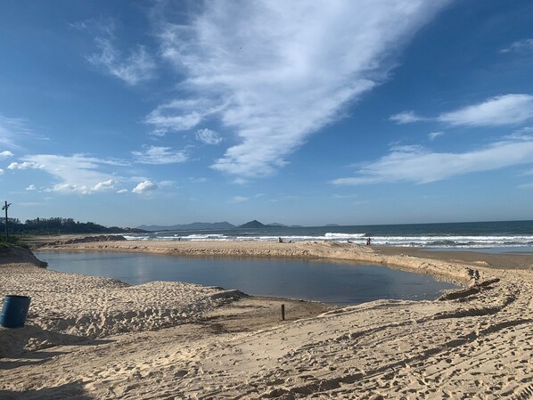 Ubicación cercana a la playa y arena blanca