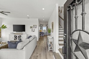 Smart-TV, peis, bøker og stereoanlegg