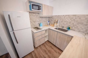 Standard Apartment | Private kitchen | Full-size fridge, microwave, toaster, cookware/dishes/utensils - Augusta (Salta)