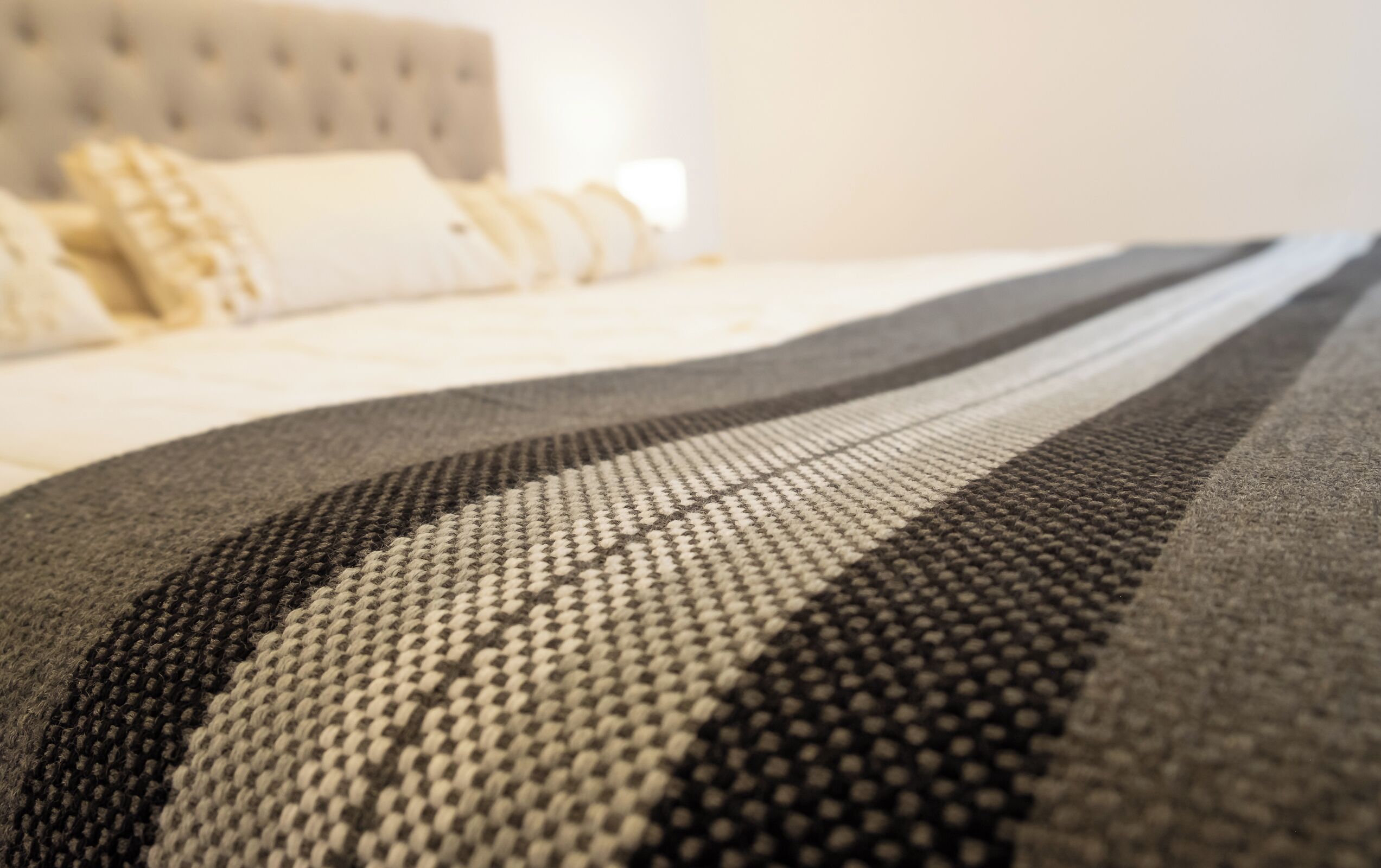 Luxe appartement | Badkamer | Een douche, een regendouche, gratis toiletartikelen, een haardroger