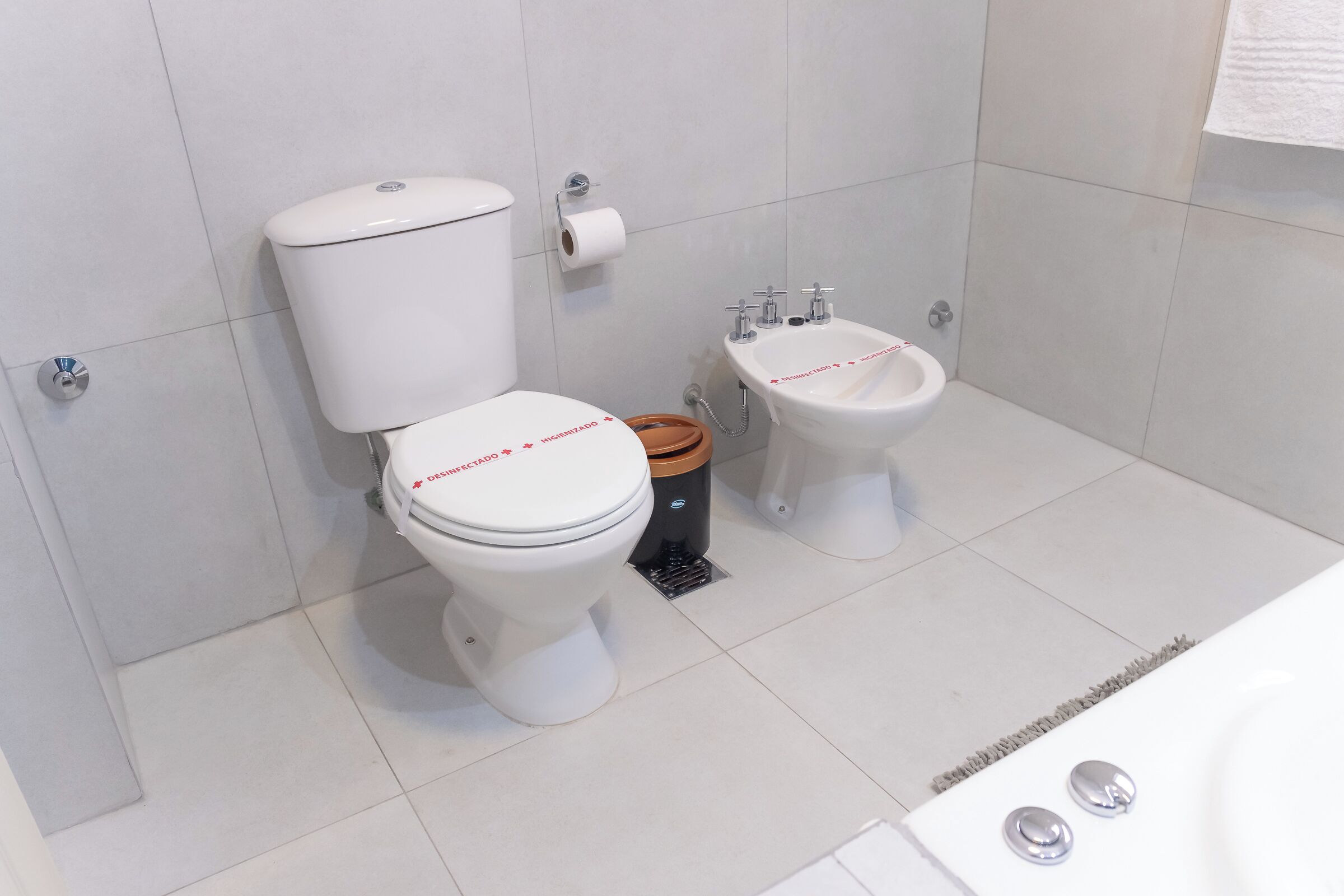 Un bany modern amb vàter, bidet i banyera.