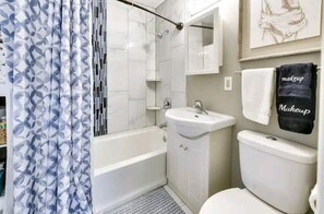 Hair dryer, towels, soap, shampoo - Sunny's Haven in Little Italy (Omaha)