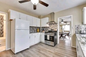 Fridge, microwave, oven, stovetop - Sunny's Haven in Little Italy (Omaha)