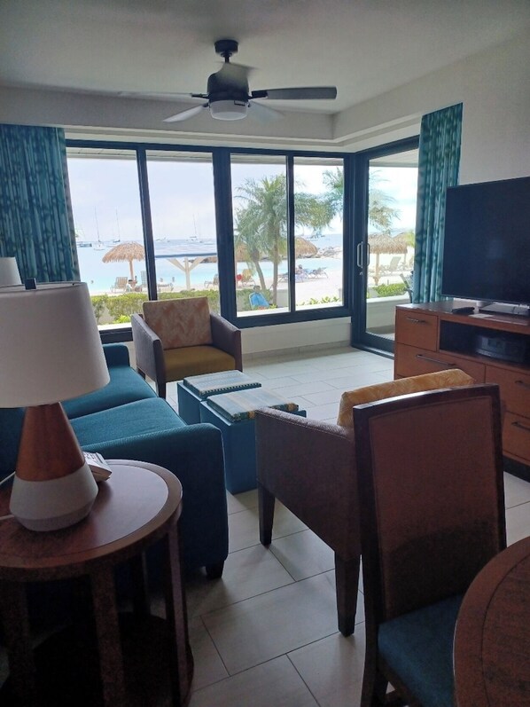 Televisión, futbolito, monitor de computadora y impresora 