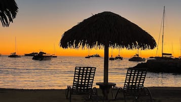 På stranden, solsenger og strandhåndklær